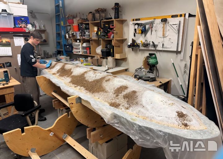 [뉴시스]샘 슈메이커가 작업실에서 버섯 카약을 만들고 있다. 카약은 균사체를 활용해 배양과 건조 과정을 거쳐 제작됐다.(사진=가디언)2025.09.7 