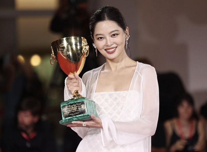 [뉴시스] 중국 배우 신즈레이(39·여)가 베니스 국제영화제에서 여우주연상을 수상하는 영예를 안았다 (사진=@ChinaDaily 엑스 캡처) 2025.09.08 *재판매 및 DB 금지