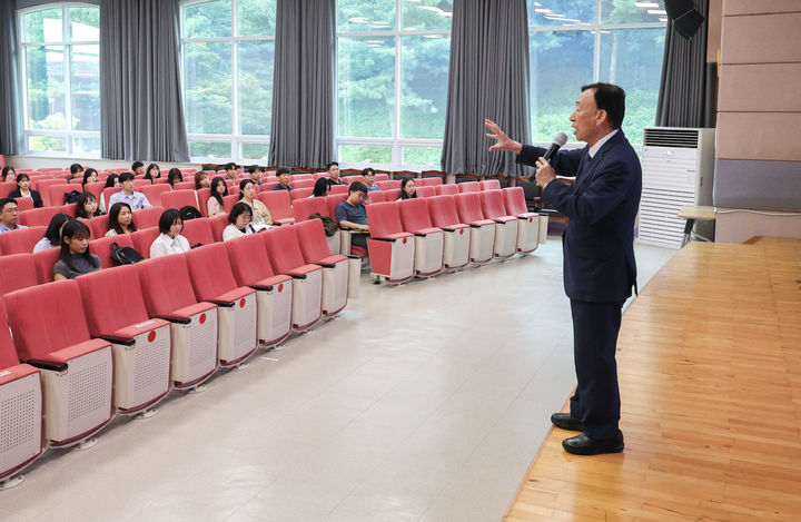 [대전=뉴시스] '2025 지방공무원 신규임용(예정)자 교육'에서 특강을 하는 설동호 대전시교육감. (사진=대전시교육청 제공) 2025.09.08. photo@newsis.com *재판매 및 DB 금지