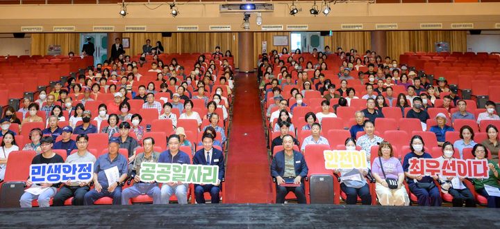 [순천=뉴시스] 순천시 하반기 공공일자리 사업을 위한 안전교육 후 노관규 순천시장과 참가자들이 사진촬영하고 있다. (사진=순천시 제공) 2025.09.08. photo@newsis.com *재판매 및 DB 금지