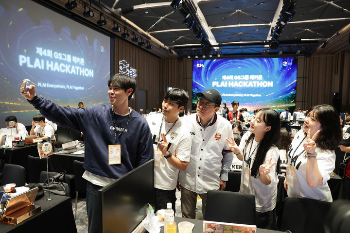 [서울=뉴시스] 허태수 GS그룹 회장이 8일 웨스틴 서울 파르나스에서 열린 '제 4회 GS그룹 해커톤에서 참가직원들과 사진을 찍고있다. (사진=GS 제공) 2025.9.8. photo@newis.com *재판매 및 DB 금지