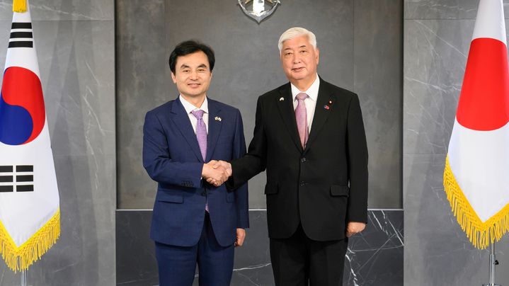 [서울=뉴시스] 8일 서울 용산 국방부에서 열린 한일 국방장관 회담에서 안규백 국방부 장관과 나카타니 겐 일본 방위대신이 기념촬영을 하고 있다. (사진=국방부 제공) 2025.09.08. photo@newsis.com *재판매 및 DB 금지