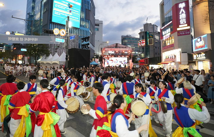 [서울=뉴시스] 세계 각국 문화 콘텐츠 서대문구 신촌에서 즐긴다. 2025.09.08. (사진=서대문구 제공) *재판매 및 DB 금지