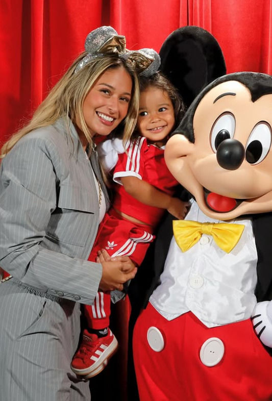 [뉴시스} 하피냐의 아내는 인스타그램에 "디즈니랜드가 우리의 문제 제기를 진지하게 받아들였고, 이후 조처를 했다"고 말하며 아들이 마스코트와 함께 찍은 사진을 올렸다.(사진=인스타그램/@taia_belloli 캡쳐)2025.09.08 *재판매 및 DB 금지