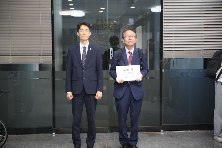 [울산=뉴시스] 구미현 기자 = 천창수 울산시교육감이 8일 교원의 정당한 교육활동을 침해한 한 초등학교 학부모를 '위계에 의한 공무집행방해, 협박, 무고' 등의 혐의로 울산경찰청에 고발했다.교육감이 직접 교육활동 침해 학부모를 형사고발 한 것은 울산에서 처음이다. 사진은 천 교육감의 고발장을 접수하는 울산시교육청 지산 변호사와 신동수 교육활동보호센터장. (사진=울산시교육청 제공) 2025.09.08. photo@newsis.com *재판매 및 DB 금지