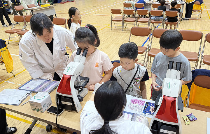 영덕야성초등학생들이 현미경을 통한 사람 혈구 및 조직세포를 관찰하고 있다.&nbsp; *재판매 및 DB 금지