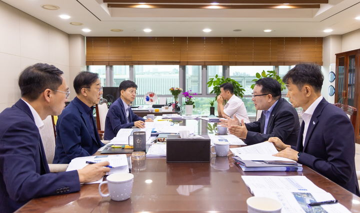 8일 정헌율 익산시장이 국토부를 방문해 김윤덕 장관과 면담을 하고 있다. (사진=익산시 제공) *재판매 및 DB 금지