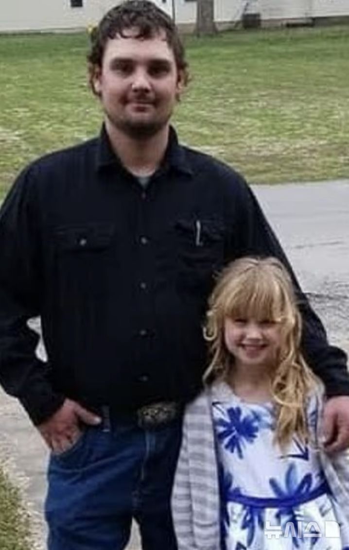 [뉴시스] 아버지 데이비드 슐트하이스와 딸 엠마 슐트하이스의 모습.(사진=데일리메일) 2025.09.06. 