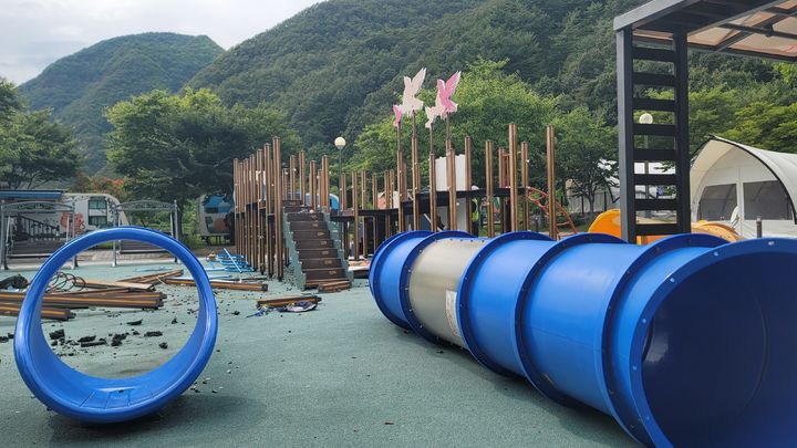 [봉화=뉴시스] 박종대 기자 = 8일 오후 청량산 수원캠핑장에서 놀이터 해체 작업이 진행되고 있다. 파란색과 흰색 터널형 놀이기구들이 분해돼 바닥에 놓여있다. 이 자리에는 리모델링 후 잔디마당이 조성되고 인근에 자연형 모래놀이터가 새로 설치될 예정이다. 2025.09.08. pjd@newsis.com *재판매 및 DB 금지