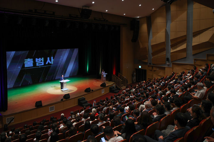 주광덕 남양주시장이 8일 남양주 다산아트홀에서 열린 남양주문화재단 출범식에서 출범사를 하고 있다. (사진=남양주시 제공) photo@newsis.com *재판매 및 DB 금지