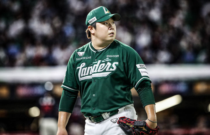 [서울=뉴시스] 프로야구 SSG 랜더스 이로운이 5일 인천 SSG랜더스필드에서 열린 2025 신한 쏠뱅크 KBO리그 롯데 자이언츠와의 경기에 등판해 아웃카운트를 잡고 있다. (사진=SSG 랜더스 제공) 2025.09.05. *재판매 및 DB 금지