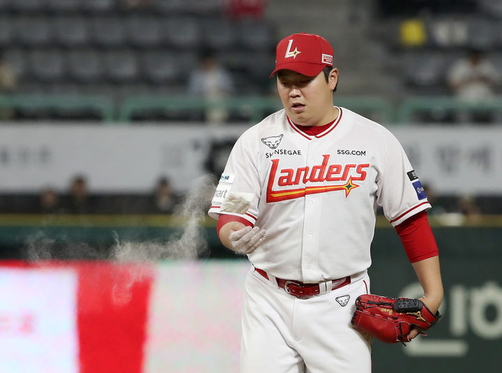 [서울=뉴시스] 프로야구 SSG 랜더스 이로운이 28일 인천 SSG랜더스필드에서 열린 2025 신한 쏠뱅크 KBO리그 NC 다이노스와의 경기에 등판해 투구를 준비하고 있다. (사진=SSG 랜더스 제공) 2025.05.28. *재판매 및 DB 금지