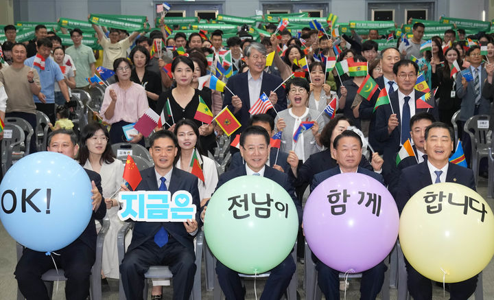 [여수=뉴시스] 8일 여수 상공회의소 1층 열린마루에서 열린 전남 동부 이민외국인 종합지원센터 개소식. (사진 제공 = 전남도). 2025.09.08. photo@newsis.com *재판매 및 DB 금지