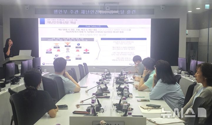 [포항=뉴시스] 송종욱 기자 = 포항시는 8일 행정안전부와 합동으로 재난 안전 통신망 합동 훈련을 했다. 사진은 재난 안전 통신망 숙달 훈련 모습. (사진=포항시 제공) 2025.09.08. photo@newsis.com