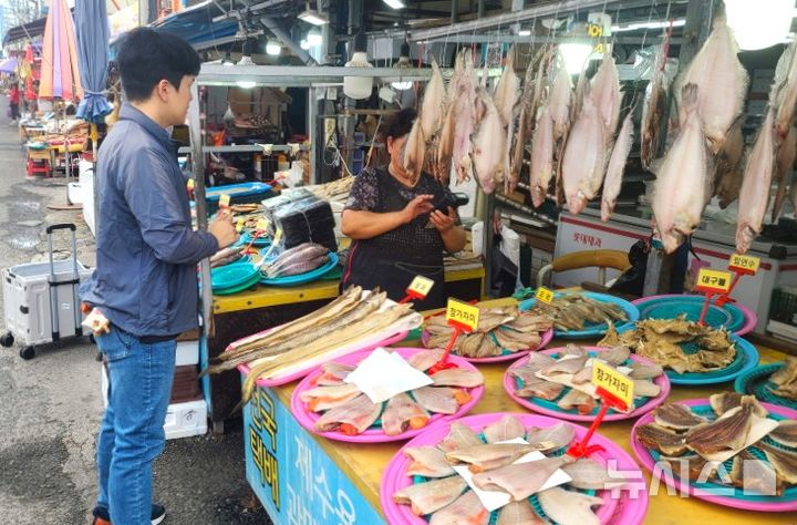 [포항=뉴시스] 송종욱 기자 = 포항시는 추석을 앞두고 수요가 급증할 것으로 예상되는 제수·선물용 수산물과 수산 가공 식품에 대해 식중독과 방사능 안전 관리를 강화한다. 사진은 포항 죽도시장에서 수산물과 수산 가공 식품의 시료를 채취하는 모습. (사진=포항시 제공) 2025.09.08. photo@newsis.com