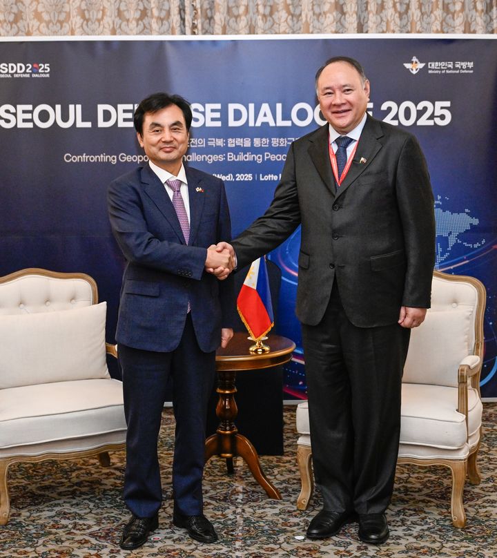 [서울=뉴시스] 안규백 국방부 장관은 8일 서울안보대화(SDD) 참석차 방한한 길베르토 테어도로 필리핀 국방장관과 양자회담을 갖고 역내 정세와 양국 국방·방산협력 발전방향에 대해 의견을 교환했다. (사진=국방부 제공) 2025.09.08. photo@newsis.com *재판매 및 DB 금지