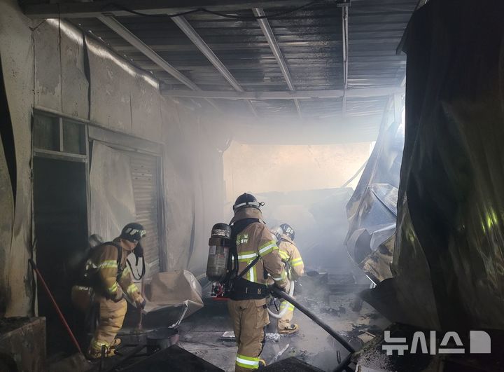 [포항=뉴시스] 송종욱 기자 = 8일 오후 4시45분께 경북 포항시 남구 연일읍 택전리 한 배관 제작업체 창고에서 용접 주의로 불이 나 건물과 집기를 태웠다. 사진은 출동한 소방대원이 불을 끄는 모습. (사진=경북소방본부 제공) 2025.09.08. photo@newsis.com