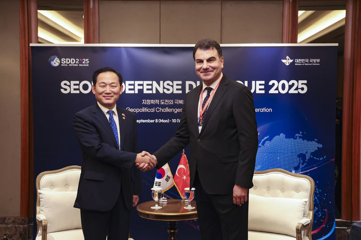 [서울=뉴시스] 이두희 국방부 차관은 8일 오후 제14회 서울안보대화(SDD) 참석을 위해 방한 중인 튀르키예 및 핀란드 국방차관과 양자회담을 가졌다. (사진=국방부 제공) 2025.09.08. photo@newsis.com *재판매 및 DB 금지