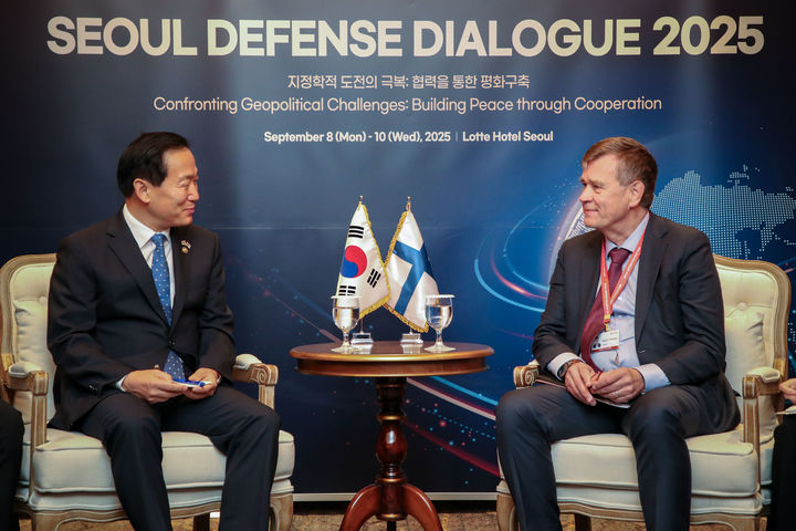 [서울=뉴시스] 이두희 차관은 8일 서울안보대화(SDD) 참석차 방한한 에사 풀키넨 핀란드 국방차관과 회담을 갖고, 양국간 국방과학기술 및 방산 분야 등에 대한 협력을 강화해 나가기로 했다. (사진=국방부 제공) 2025.09.08. photo@newsis.com *재판매 및 DB 금지