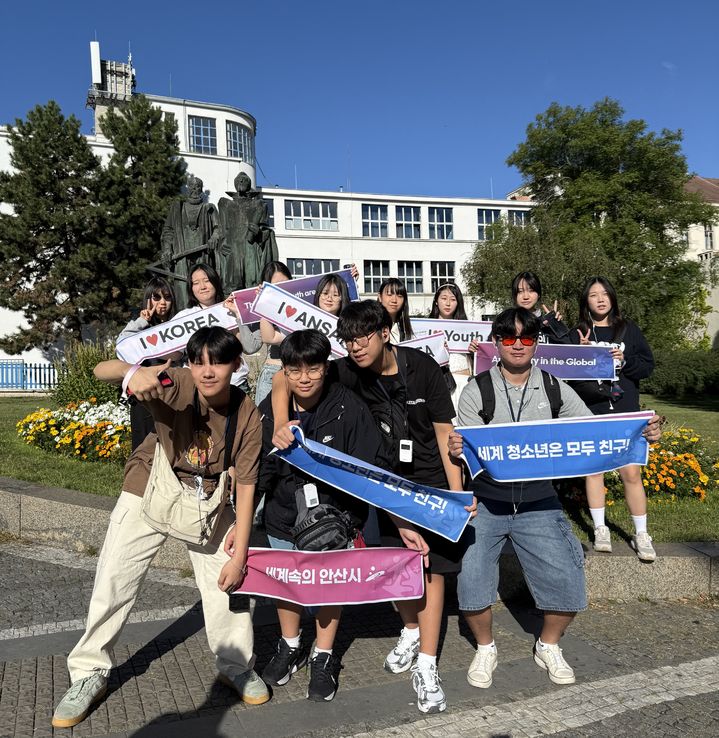 [안산=뉴시스]안산 국제교류 미디어융합 공유학교 학생들이 오스트리아 린츠 케플러과학고등학교를 방문해 학교를 배경으로 사진을 찍고 있다.(사진=안산교육지원청 제공)2025.09.08.photo@newsis.com *재판매 및 DB 금지