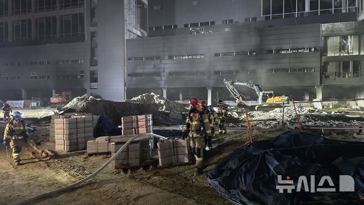 [양주=뉴시스] 경기 양주시 공사 중이던 물류창고 화재 현장.(사진=경기북부소장재난본부 제공)photo@newsis.com