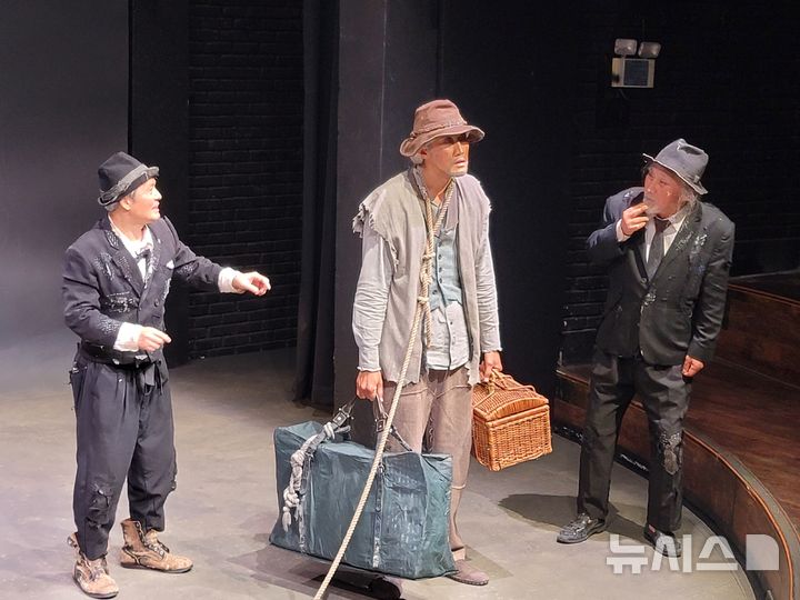 [서울=뉴시스]최희정 기자=8일 서울 마포구 소극장 산울림에서 열린 개관 40주년 기념 공연 연극 '고도를 기다리며' 프레스콜에서 배우들이 연기하고 있다. 2025.09.08. dazzling@newsis.com 