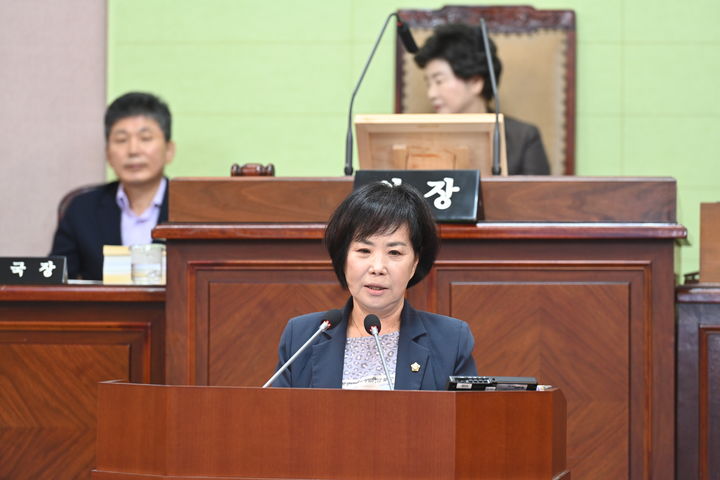 [거제=뉴시스] 신정철 기자= 거제시의회 박명옥 의원(일운면, 장승포동, 능포동, 상문동 지역구/더불어민주당)은 8일, 제257회 거제시의회 임시회 제1차 본회의에서 5분 자유발언을 통해 능포동 장승반도에 자리한 팽나무 군락지의 생태적 가치를 강조하며 보존과 활용을 위한 대책 마련을 촉구했다.사진은 박명옥 의원의 5분 자유발언 모습.(사진=거제시의회 제공).2025.09.08. photo@newsis.com *재판매 및 DB 금지