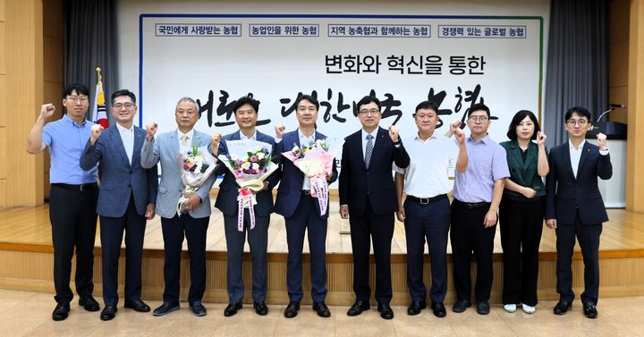 [창원=뉴시스]창원원예농협, 상호금융 대출금 4000억 달성탑 수상.(사진=경남농협 제공) 2025.09.08.photo@newsis.com *재판매 및 DB 금지