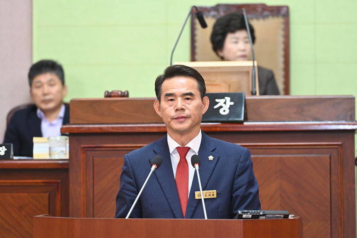 [거제=뉴시스] 신정철 기자= 거제시의회 조대용 의원(아주동 지역구·국민의힘)이 8일, 제257회 거제시의회 임시회 제1차 본회의에서 5분 자유발언을 통해 조선업 의존에 따른 경제 구조적 취약성을 극복하기 위해 고부가가치 관광산업, 특히 골프리조트 중심 관광산업 육성을 촉구했다.사진은 조대용 의원의 5분 자유발언 모습.(사진=거제시의회 제공).2025.09.08. photo@newsis.com *재판매 및 DB 금지