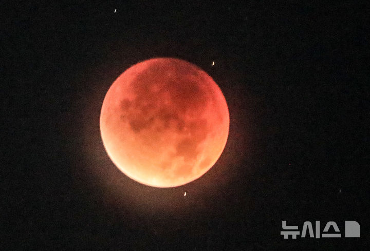 [제주=뉴시스] 우장호 기자 = 8일 오전 제주시 오라동에서 바라본 남서쪽 하늘 위로 달이 지구 그림자에 완전히 가려지는 개기월식 '우주쇼'가 진행되고 있다. 2025.09.08. woo1223@newsis.com