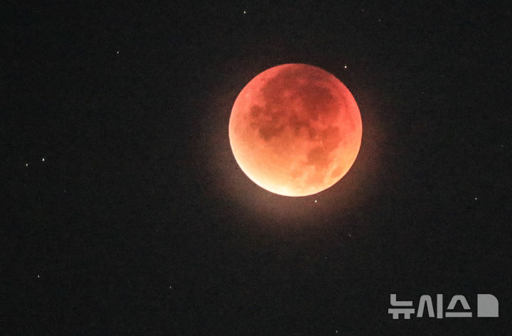 [제주=뉴시스] 우장호 기자 = 8일 오전 제주시 오라동에서 바라본 남서쪽 하늘 위로 달이 지구 그림자에 완전히 가려지는 개기월식 '우주쇼'가 진행되고 있다. 2025.09.08. woo1223@newsis.com