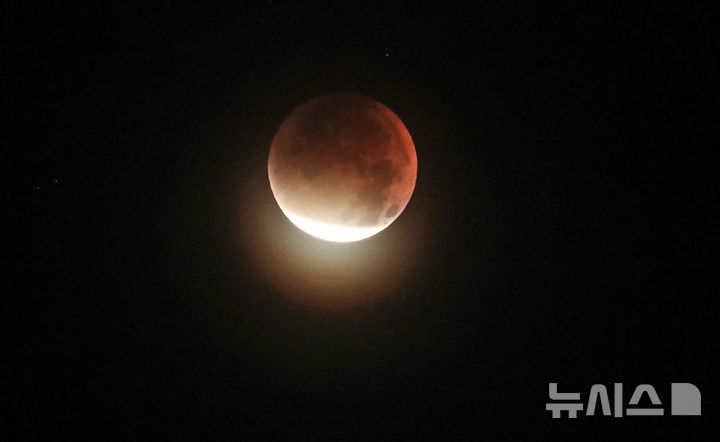 [제주=뉴시스] 우장호 기자 = 8일 오전 제주시 오라동에서 바라본 남서쪽 하늘 위로 달이 지구 그림자에 완전히 가려지는 개기월식 '우주쇼'가 진행되고 있다. 2025.09.08. woo1223@newsis.com