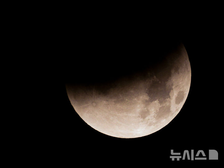 [제주=뉴시스] 우장호 기자 = 8일 오전 제주시 오라동에서 바라본 남서쪽 하늘 위로 달이 지구 그림자에 완전히 가려지는 개기월식 '우주쇼'가 진행되고 있다. 2025.09.08. woo1223@newsis.com