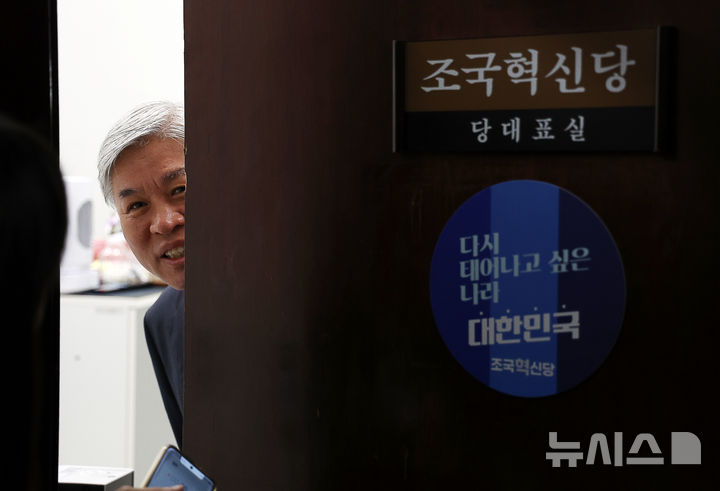 [서울=뉴시스] 김명년 기자 = 서왕진 조국혁신당 원내대표가 8일 오전 서울 여의도 국회에서 열린 비공개 의원총회에 참석하며 취재진의 질문에 답하고 있다. 2025.09.08. kmn@newsis.com