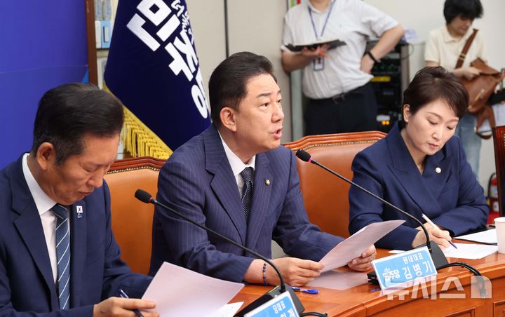 [서울=뉴시스] 조성봉 기자 = 김병기 더불어민주당 원내대표가 지난 8일 오전 서울 여의도 국회에서 열린 최고위원회의에서 발언을 하고 있다. 2025.09.08. suncho21@newsis.com