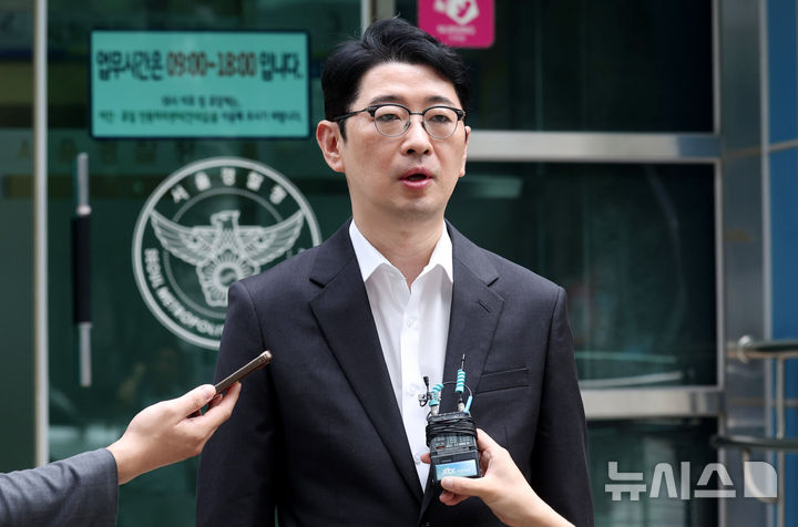 [서울=뉴시스] 추상철 기자 = 주진우 국민의힘 의원이 8일 오전 서울 종로구 서울경찰청 민원실 앞에서 '조국혁신당 당직자(성명불상) 및 최강욱 민주연구원장' 등에 대해 성폭력방지법 위반 등으로 고발한 후 발언을 하고 있다. 2025.09.08. scchoo@newsis.com