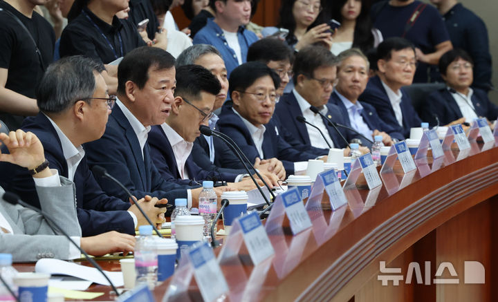 [서울=뉴시스]서유석 금융투자협회장(왼쪽 3번째)이 8일 오전 서울 여의도 금융투자협회에서 열린 이찬진 금융감독원장과 26개 증권사 및 자산운용사 최고경영자(CEO) 간담회에서 모두발언을 하고 있다. 2025.09.08. photo@newsis.com