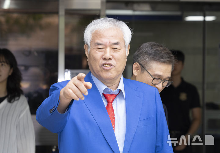 [서울=뉴시스] 김근수 기자 = 광화문 집회에서 불법으로 모금한 혐의를 받는 전광훈 사랑제일교회 목사가 8일 서울 서초구 서울중앙지방법원에서 열린 기부금품법 위반 혐의 1심 선고공판을 마치고 밖으로 나오고 있다.&nbsp; 서울중앙지법 형사8단독 이영림 판사는 기부금품법 위반 혐의로 기소된 전 목사에게 벌금 2000만원을 선고했다. 2025.09.08. ks@newsis.com