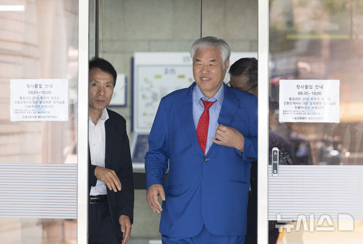 [서울=뉴시스] 김근수 기자 = 광화문 집회에서 불법으로 모금한 혐의를 받는 전광훈 사랑제일교회 목사가 8일 서울 서초구 서울중앙지방법원에서 열린 기부금품법 위반 혐의 1심 선고공판을 마치고 밖으로 나오고 있다. 서울중앙지법 형사8단독 이영림 판사는 기부금품법 위반 혐의로 기소된 전 목사에게 벌금 2000만원을 선고했다. 2025.09.08. ks@newsis.com