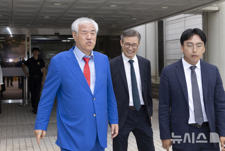 [서울=뉴시스] 김근수 기자 = 광화문 집회에서 불법으로 모금한 혐의를 받는 전광훈 사랑제일교회 목사가 8일 서울 서초구 서울중앙지방법원에서 열린 기부금품법 위반 혐의 1심 선고공판을 마치고 밖으로 나오고 있다.&nbsp; 서울중앙지법 형사8단독 이영림 판사는 기부금품법 위반 혐의로 기소된 전 목사에게 벌금 2000만원을 선고했다. 2025.09.08. ks@newsis.com