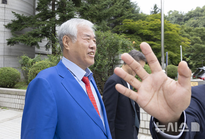 [서울=뉴시스] 김근수 기자 = 광화문 집회에서 불법으로 모금한 혐의를 받는 전광훈 사랑제일교회 목사가 8일 서울 서초구 서울중앙지방법원에서 열린 기부금품법 위반 혐의 1심 선고공판을 마치고 밖으로 나오고 있다. 서울중앙지법 형사8단독 이영림 판사는 기부금품법 위반 혐의로 기소된 전 목사에게 벌금 2000만원을 선고했다. 2025.09.08. ks@newsis.com