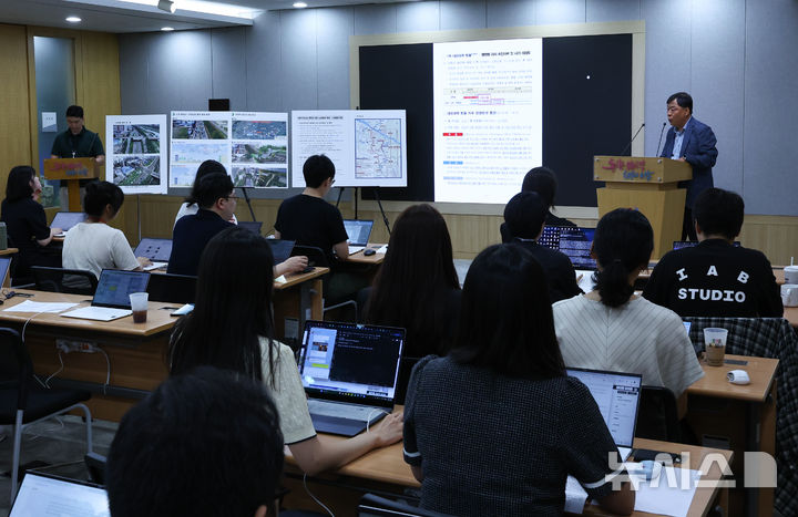 [서울=뉴시스] 최진석 기자 = 오대중 서울시 도로기획관이 8일 서울시청 브리핑룸에서 ‘서부간선도로 평면화 대신 도로용량 확대-기능향상 방안’ 관련 브리핑을 하고 있다 2025.09.08. myjs@newsis.com
