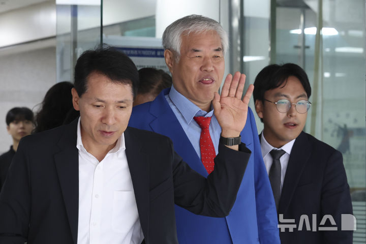 [서울=뉴시스] 김근수 기자 = 광화문 집회에서 불법으로 모금한 혐의를 받는 전광훈 사랑제일교회 목사가 8일 서울 서초구 서울중앙지방법원에서 열린 기부금품법 위반 혐의 1심 선고공판을 마치고 밖으로 나오고 있다. 서울중앙지법 형사8단독 이영림 판사는 기부금품법 위반 혐의로 기소된 전 목사에게 벌금 2000만원을 선고했다. (공동취재) 2025.09.08. photo@newsis.com