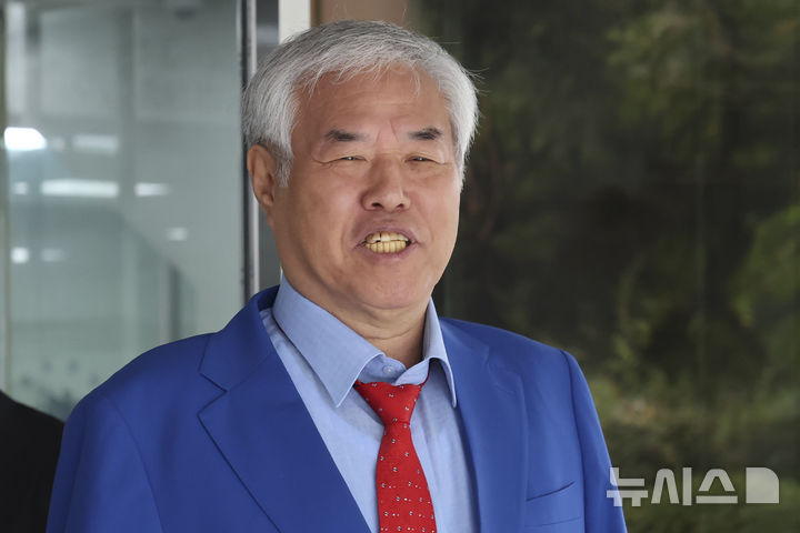 [서울=뉴시스] 김근수 기자 = 광화문 집회에서 불법으로 모금한 혐의를 받는 전광훈 사랑제일교회 목사가 8일 서울 서초구 서울중앙지방법원에서 열린 기부금품법 위반 혐의 1심 선고공판을 마치고 밖으로 나오고 있다. 서울중앙지법 형사8단독 이영림 판사는 기부금품법 위반 혐의로 기소된 전 목사에게 벌금 2000만원을 선고했다. (공동취재) 2025.09.08. photo@newsis.com