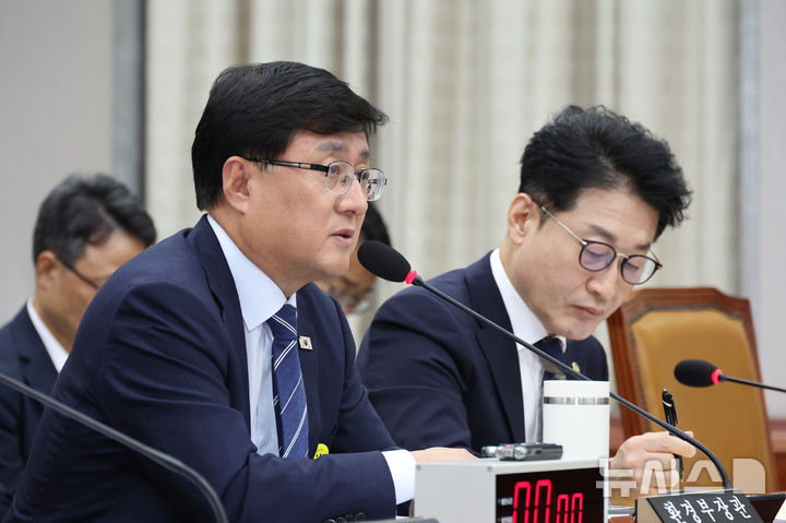 [서울=뉴시스] 김금보 기자 = 김성환 환경부 장관이 8일 오전 서울 여의도 국회에서 열린 기후위기 특별위원회 전체회의에서 질의에 답하고 있다. 2025.09.08. kgb@newsis.com