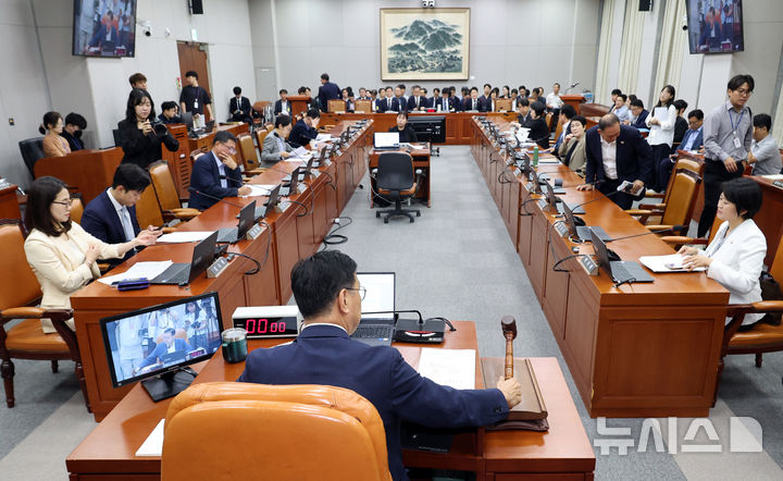 [서울=뉴시스] 김금보 기자 = 위성곤 국회 기후위기 특별위원회 위원장이 8일 오전 서울 여의도 국회에서 열린 전체회의에서 의사봉을 두드리고 있다. 2025.09.08. kgb@newsis.com
