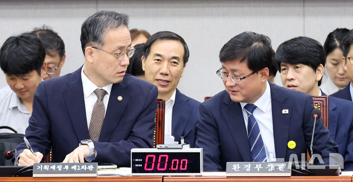 [서울=뉴시스] 김금보 기자 = 이형일(오른쪽) 기획재정부 차관과 김성환 환경부 장관이 8일 오전 서울 여의도 국회에서 열린 기후위기 특별위원회 전체회의에서 대화를 하고 있다. 2025.09.08. kgb@newsis.com