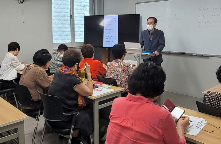 [광주=뉴시스] 광주서구노인종합복지관, 하반기 교육 프로그램 개강. (사진=광주서구노인종합복지관 제공). photo@newsis.com *재판매 및 DB 금지
