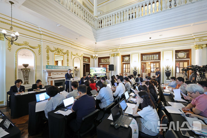 [서울=뉴시스] 박진희 기자 = 허민 국가유산청 청장이 8일 서울 중구 덕수궁 석조전에서 취임 언론간담회를 갖고 새 정부 국가유산 정책비전 발표를 하고 있다. 2025.09.08. pak7130@newsis.com