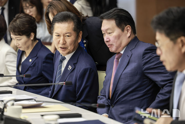 [서울=뉴시스] 정병혁 기자 = 정청래 더불어민주당 대표와 최태원 대한상공회의소 회장을 비롯한 참석자들이 8일 서울 중구 대한상공회의소에서 열린 더불어민주당-대한상공회의소 정책간담회에서 대화를 나누고 있다. 2025.09.08. jhope@newsis.com